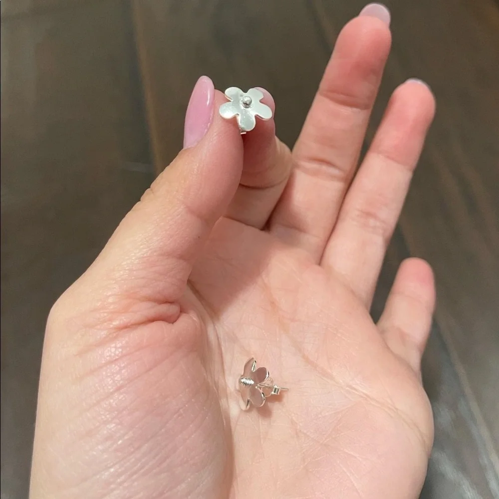 Silver 925 Daisy Stud Earrings- New - Picture 1 of 3